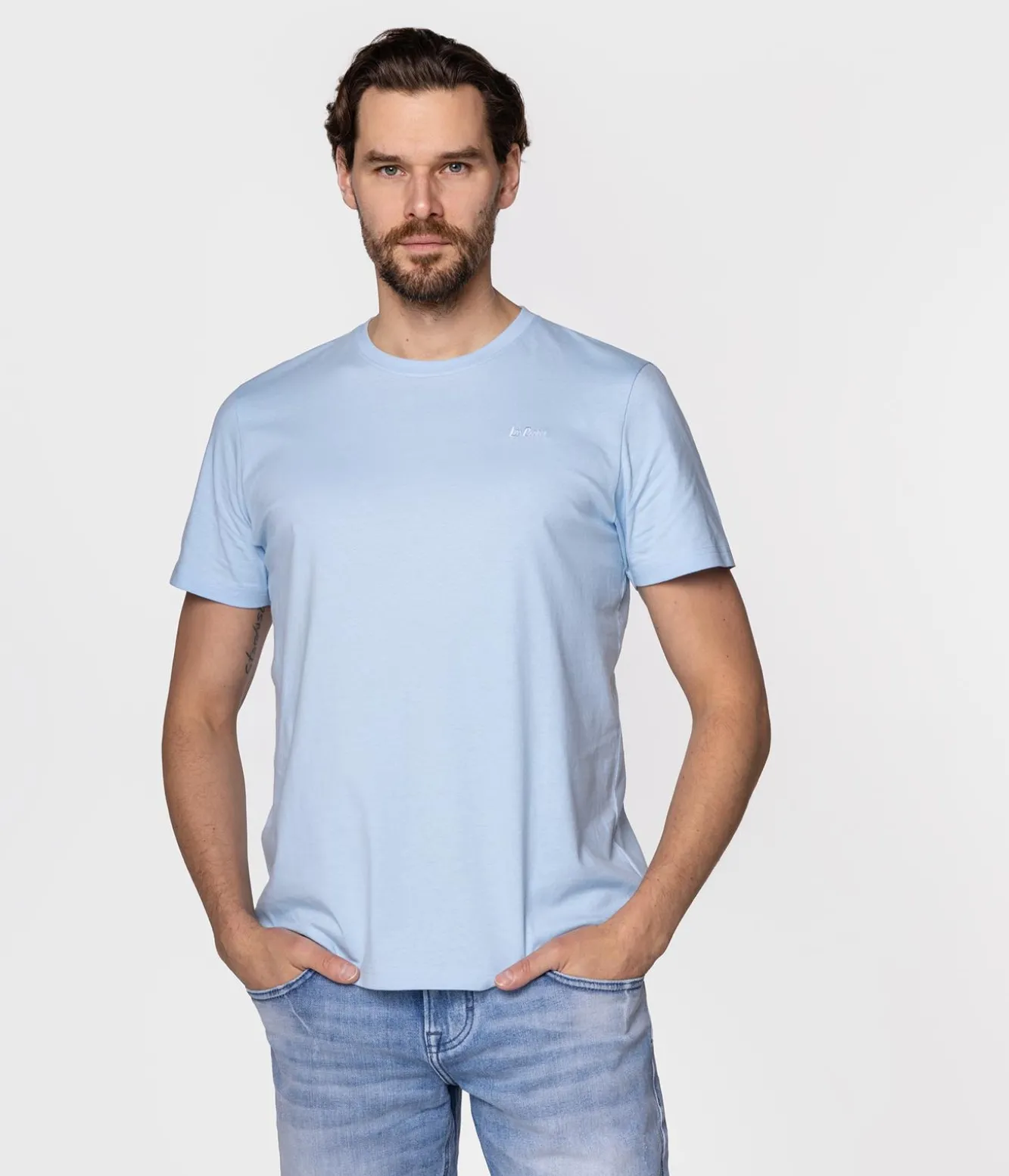 T-shirt z małym haftowanym logo OBUTCH 0875 CLEAR SKY